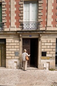 Entrée d'un immeuble en pierre du Triangle d'Or Bordeaux avec plaques de praticiens